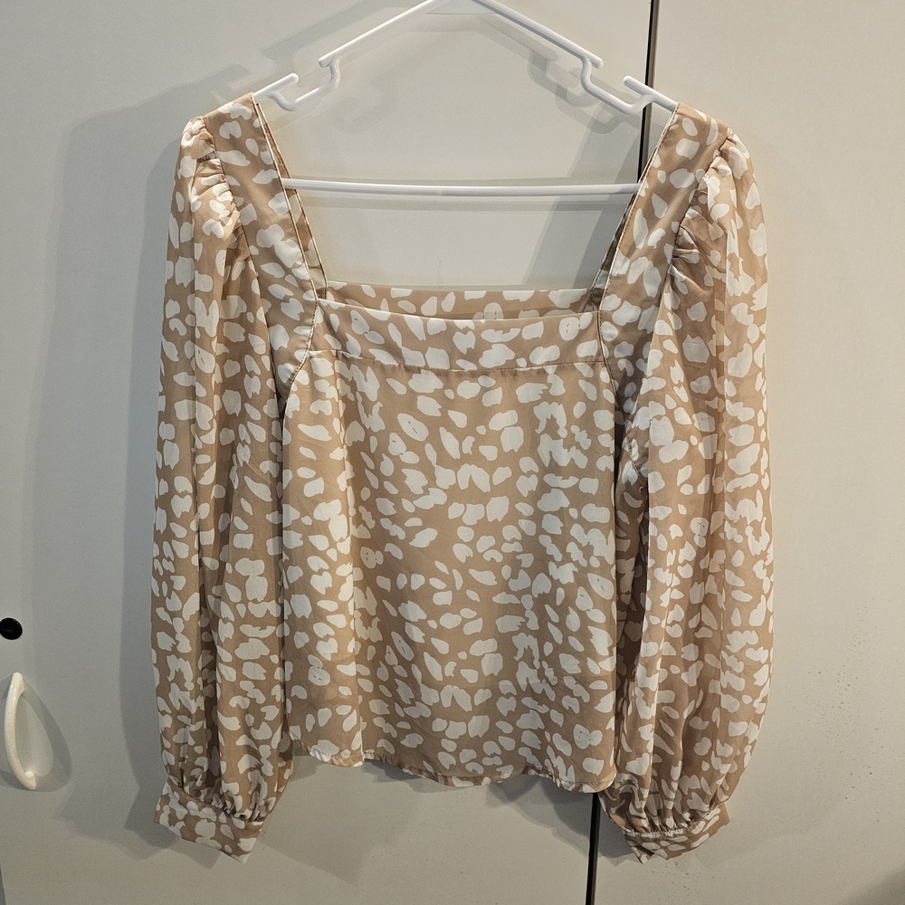 Chic Beige And White Patterned Blouse - image 1